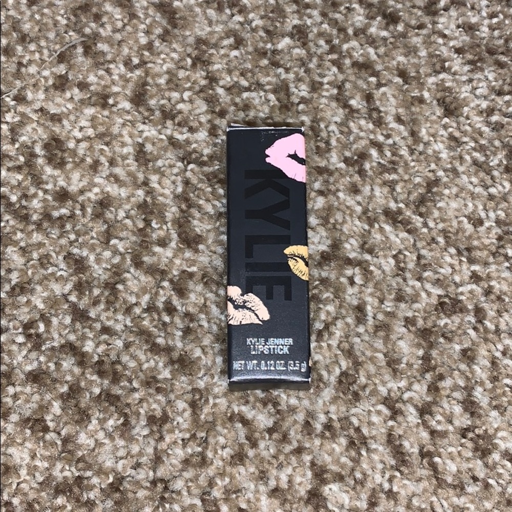 Kylie ALMOST FRIDAY Matte Lipstick 💄